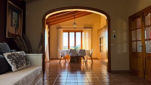 Un interior con comedor, sofá y puerta de madera.