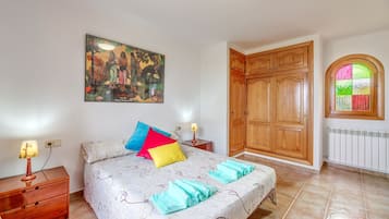 3 slaapkamers, een strijkplank/strijkijzer, gratis wifi, beddengoed