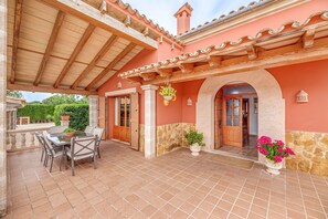 Outdoor dining - Villa Sa Tanca with Sea & Mountain Views, Wi-Fi, Pool & Garden (Pórtol)