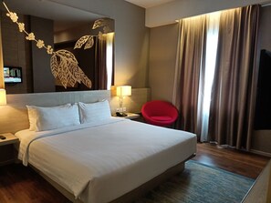 Habitación doble Deluxe, 1 cama Queen size | Escritorio, espacio para trabajar con laptop y cortinas blackout 