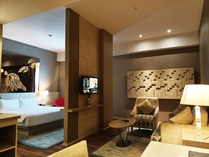 Junior Double Room, 1 King Bed | Living area | 32-inch LED TV with satellite channels, TV - The MELIO Enim (Muara Enim)
