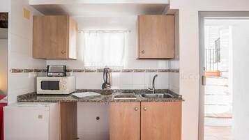 Een koelkast, een magnetron, een kookplaat