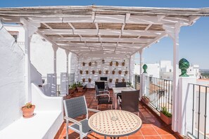 Outdoor dining - Rustic Holiday Apartment "Casa La Costanilla A" with Rooftop Terrace (Vejer de la Frontera)