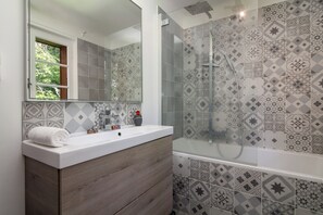 Combined shower/tub, hair dryer, towels