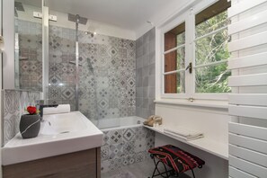 Combined shower/bathtub, hair dryer, towels