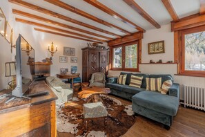 TV, fireplace - Chalet Ecureuil, Le Tour (Argentière), France (Le Tour (Argentière))