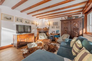 TV, fireplace - Chalet Ecureuil, Le Tour (Argentière), France (Le Tour (Argentière))