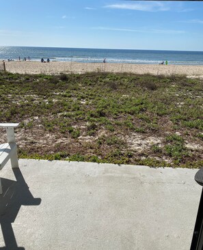 Sur la plage, chaise longue