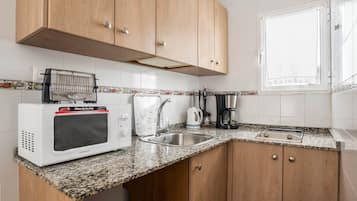 Refrigerador, microondas, parrilla de estufa y cafetera y tetera