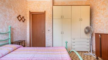 4 bedrooms, iron/ironing board, free WiFi, bed sheets
