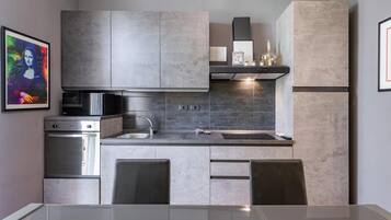 Jääkaappi, mikroaaltouuni, uuni, liesi