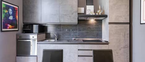 Frigorífico, microondas, horno y placa de cocina