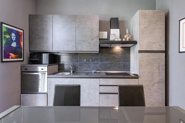 Kühlschrank, Mikrowelle, Ofen, Herdplatte