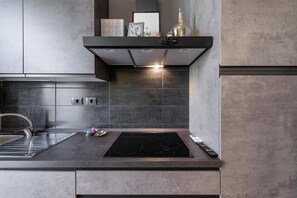 Kühlschrank, Mikrowelle, Ofen, Herdplatte