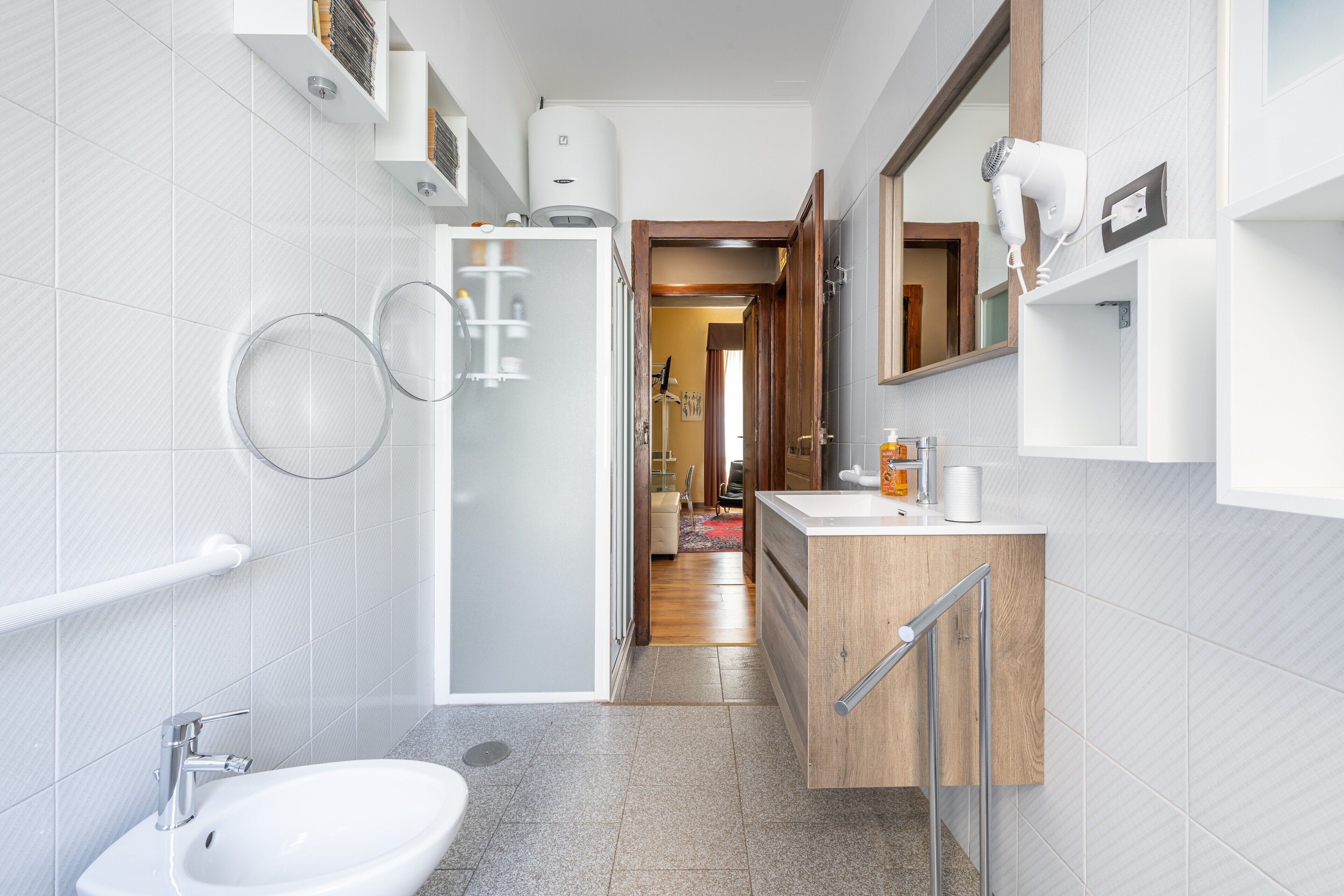 Douche, sèche-cheveux, serviettes fournies