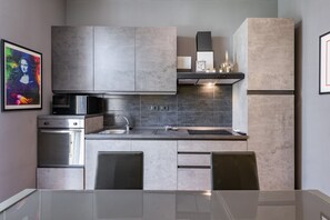 Frigorifero, microonde, forno, piano cottura