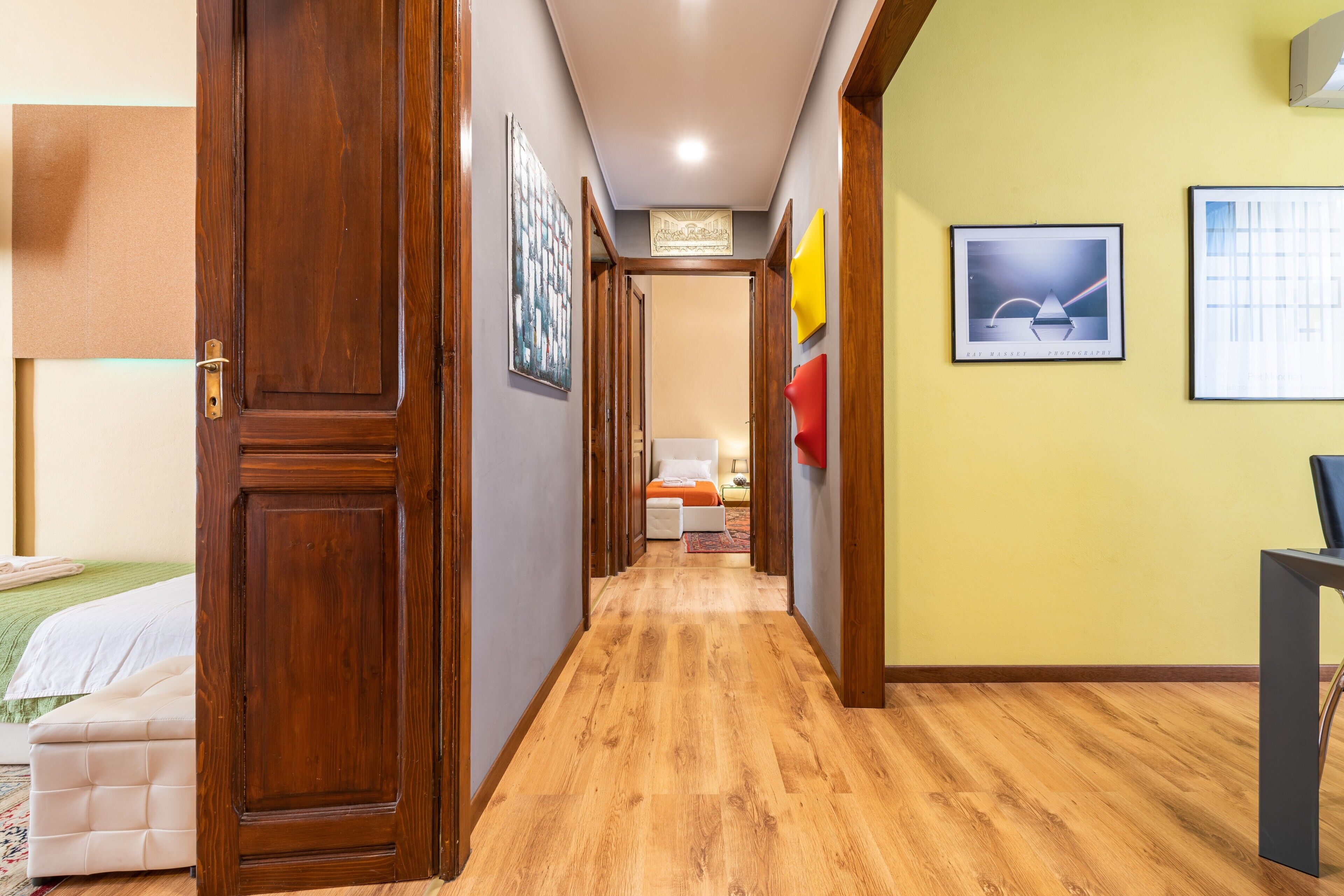 3 habitaciones, tabla de planchar con plancha y ropa de cama 