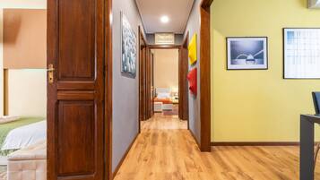 3 habitaciones, tabla de planchar con plancha y ropa de cama