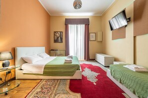 3 habitaciones, tabla de planchar con plancha y ropa de cama 
