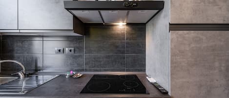 Frigorífico, microondas, horno y placa de cocina