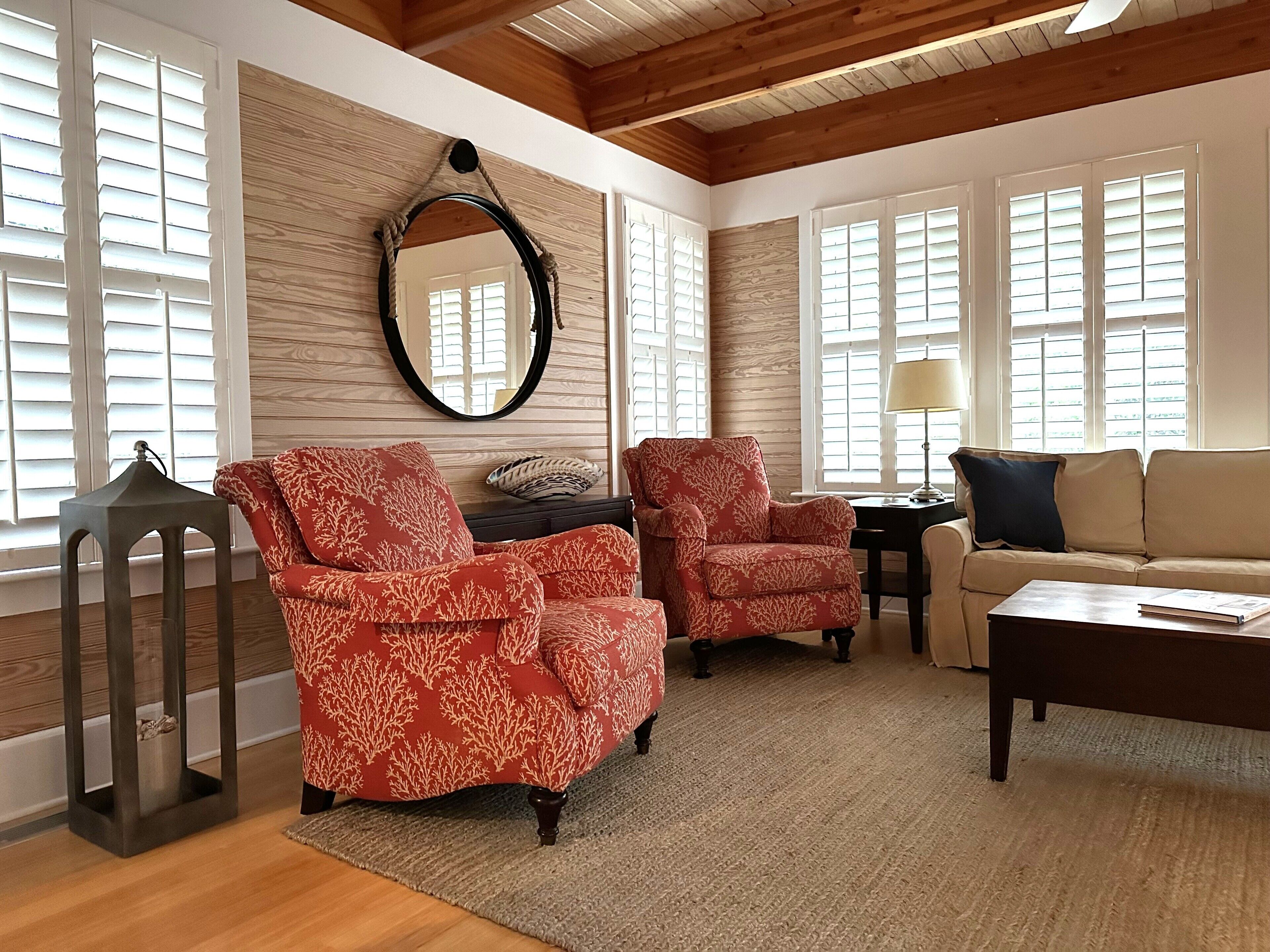 Smart-TV, DVD-spiller, bøker og musikkbibliotek