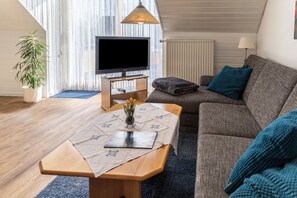 TV - Cozy Apartment "Baur Nr. 1" near Salem Castle with Wi-Fi & Balcony; Parking Included (Salem)