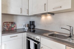 Fridge, oven, stovetop, dishwasher - Cozy Apartment "Baur Nr. 1" near Salem Castle with Wi-Fi & Balcony; Parking Included (Salem)