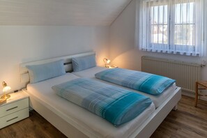 1 slaapkamer, een strijkplank/strijkijzer, gratis wifi, beddengoed