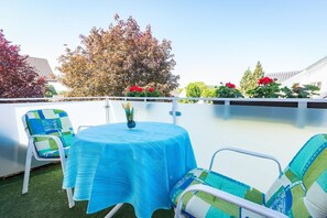 Outdoor dining - Studio Apartment "Baur No. 2" with Wi-Fi and Balcony; Parking Available (Salem)