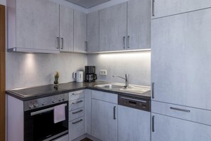 Køleskab, ovn, kogeplade, opvaskemaskine