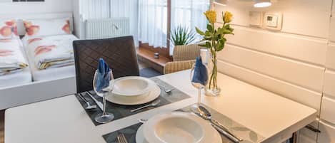 1 habitación, tabla de planchar con plancha, wifi gratis y ropa de cama