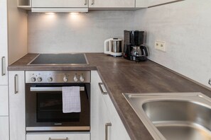 Fridge, oven, stovetop, dishwasher