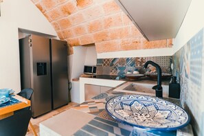 Fridge, oven, dishwasher, coffee/tea maker