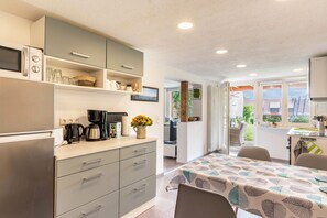 Kühlschrank, Mikrowelle, Ofen, Herdplatte