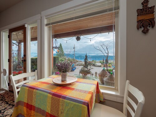 Family-friendly Urban Oasis with Beautiful Garden