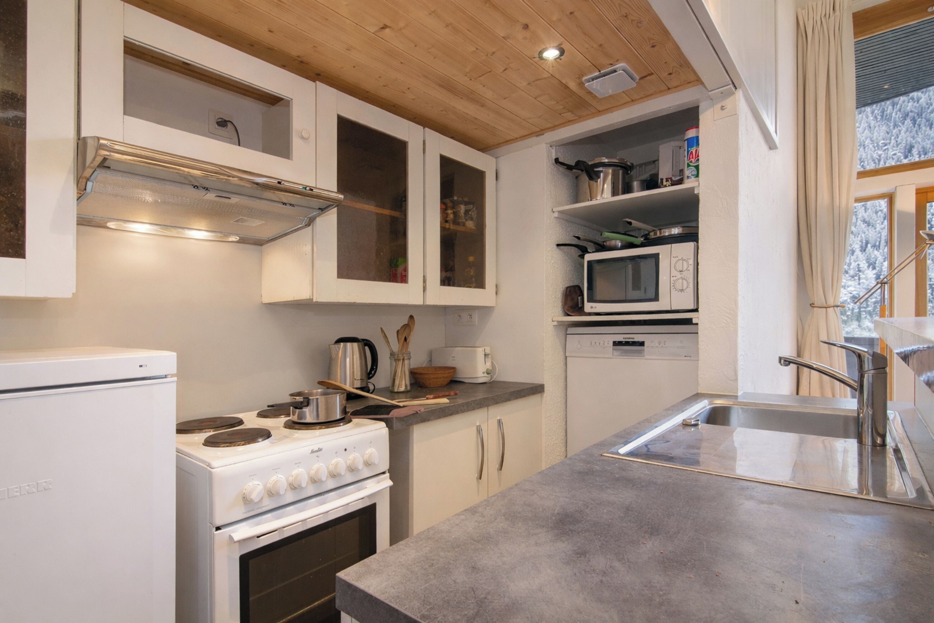 Refrigerador, microondas, horno y parrilla de estufa 