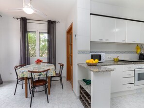 Kühlschrank, Mikrowelle, Ofen, Geschirrspüler