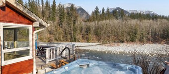 Jaybird Retreat: 2 cozy cottages, riverfront & mountain views from hot tub