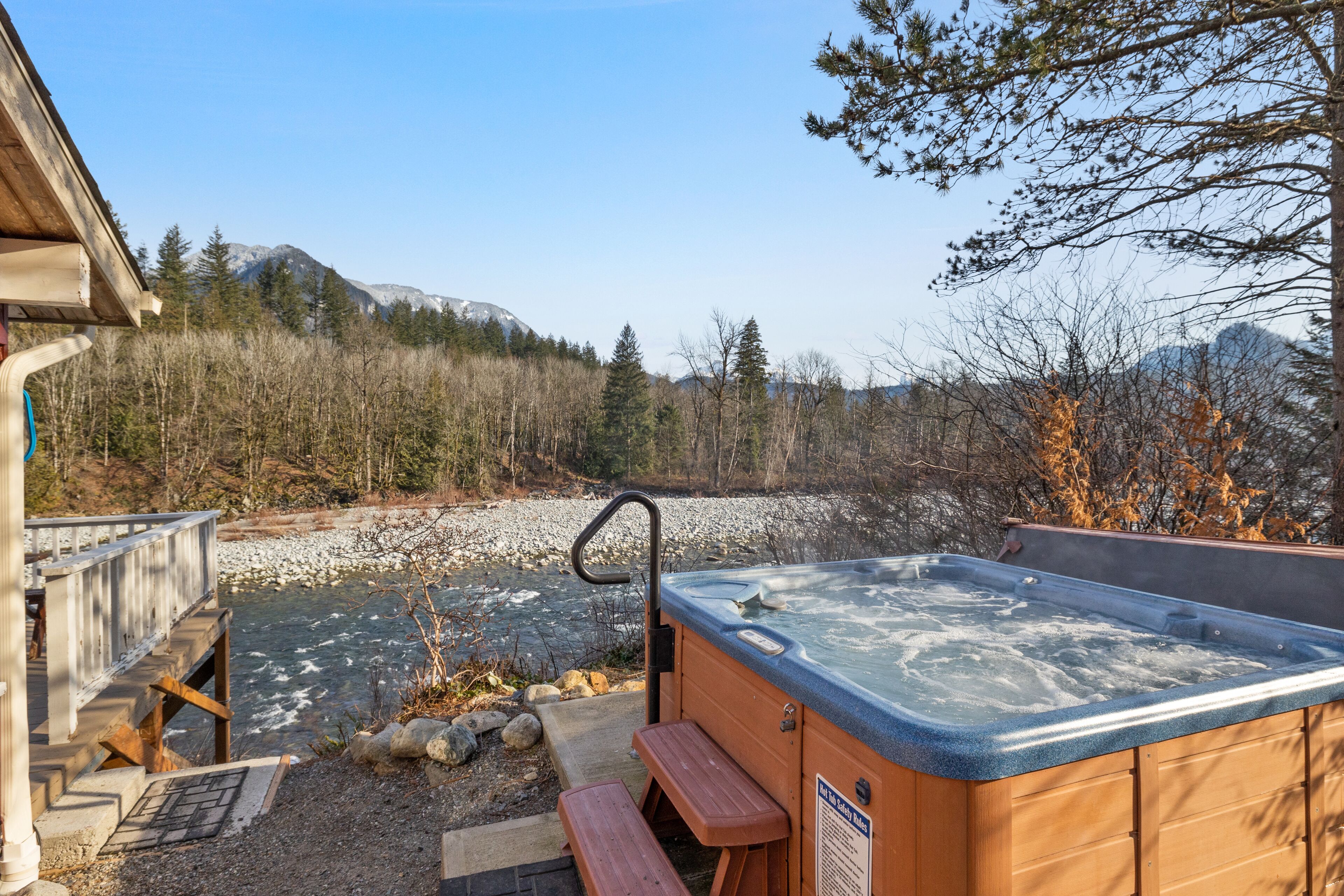 Jaybird Retreat: 2 cozy cottages, riverfront & mountain views from hot tub