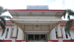 The front entrance of the King Hotel with a red roof, a signboard, and a staircase leading up to the entrance. - Hotel King's (Wates)