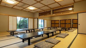 A traditional Japanese room with tatami flooring, low tables, and sliding doors. - Temple Hotel Takeibo (Minobu)