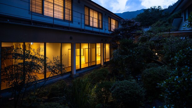 A traditional Japanese house with large sliding doors and a garden area. - Temple Hotel Takeibo (Minobu)