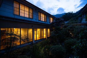 A traditional Japanese house with large sliding doors and a garden area. - Temple Hotel Takeibo (Minobu)