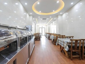 A buffet area with stainless steel chafing dishes, wooden tables with checkered tablecloths, and a modern ceiling with recessed lighting. - Greentree Inn Jiaxin Puyuan Kaixuan Road (Jiaxing)