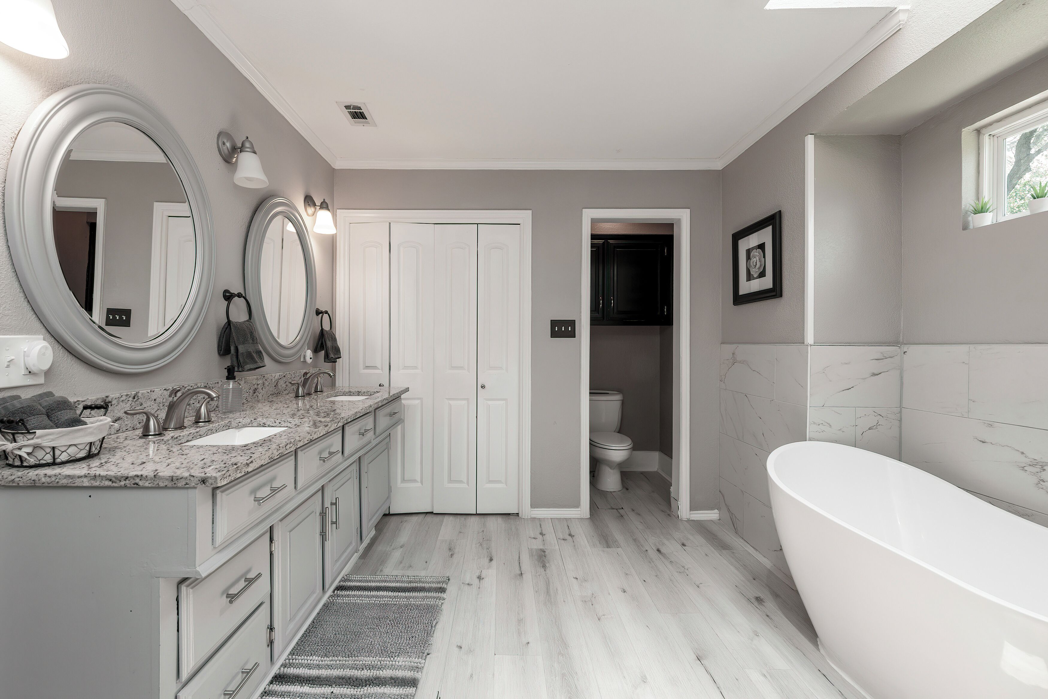Combined shower/bathtub, hair dryer, towels, soap