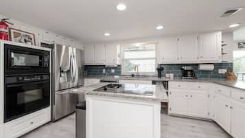 Geladeira, micro-ondas, fogão, cooktop