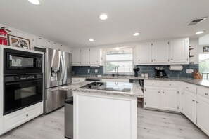 Refrigerador, microondas, horno y parrilla de estufa