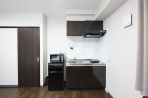 ตู้เย็น, ไมโครเวฟ, เตาประกอบอาหาร, เครื่องครัว/จาน/ช้อนส้อม