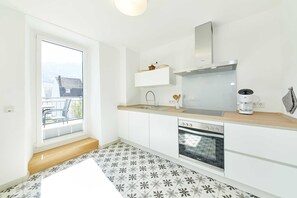 Geladeira, fogão, lava-louças, cadeirão de bebê