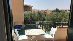 Outdoor dining - Li Velieri Three-room apartment 6 pax pool garden view (Santa Teresa di Gallura)